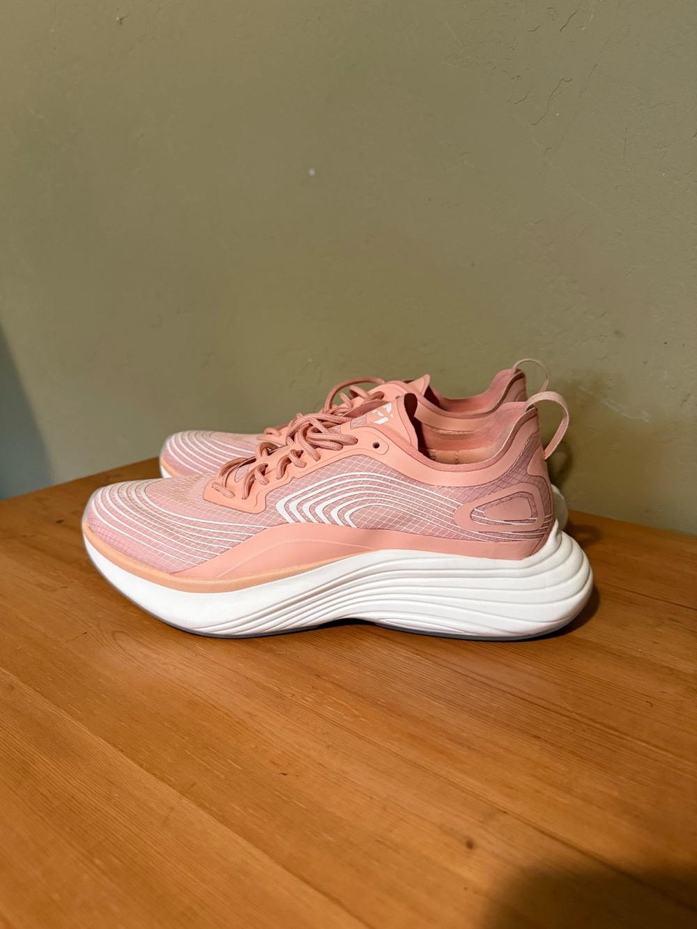 APL Athletic Propulsion Labs Women's Streamline Sneakers Size 8.5